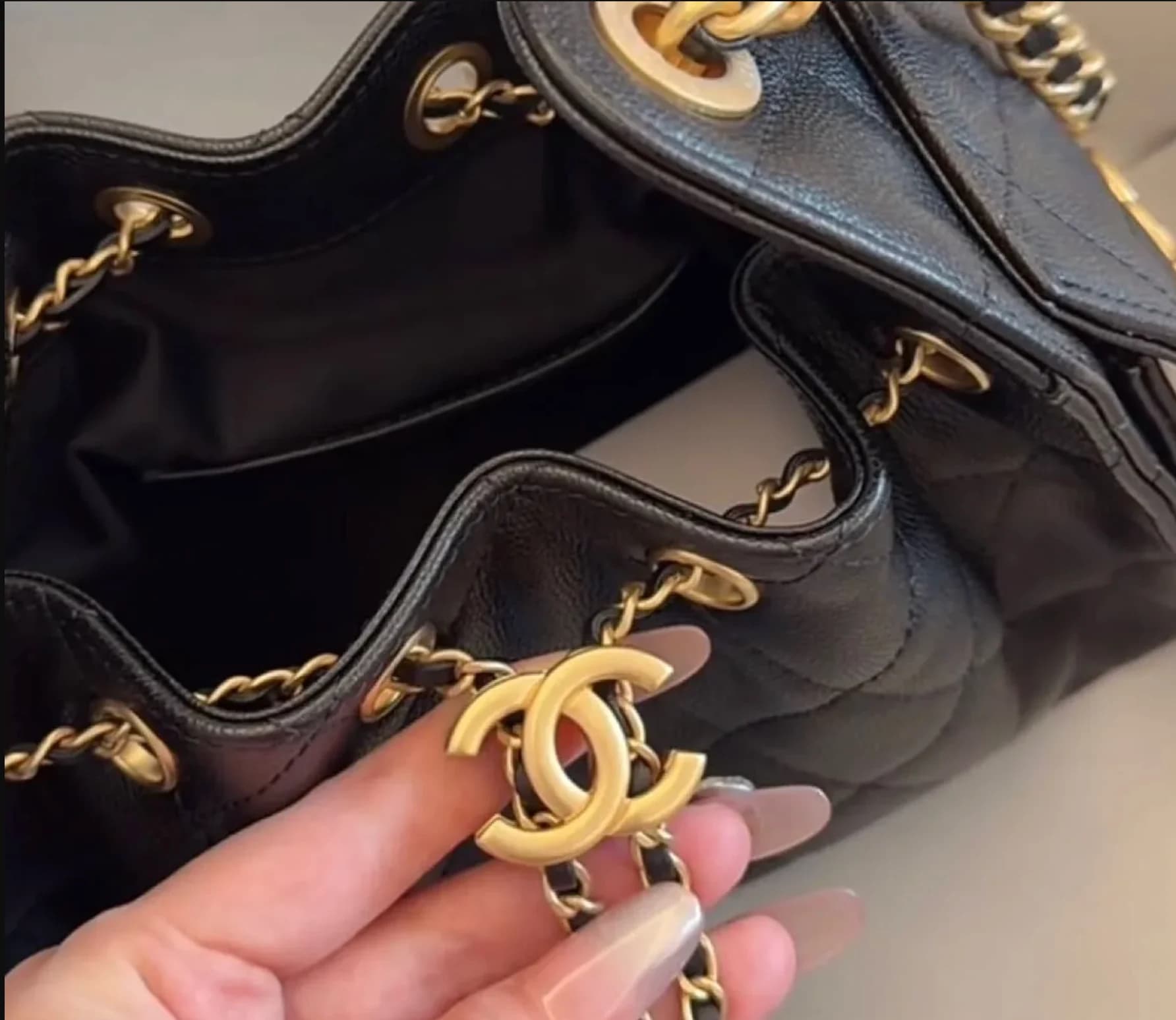 Chanel Drawstring Bucket Kapitone Deri Siyah Omuz Çantası (GPT5.5) görsel 3