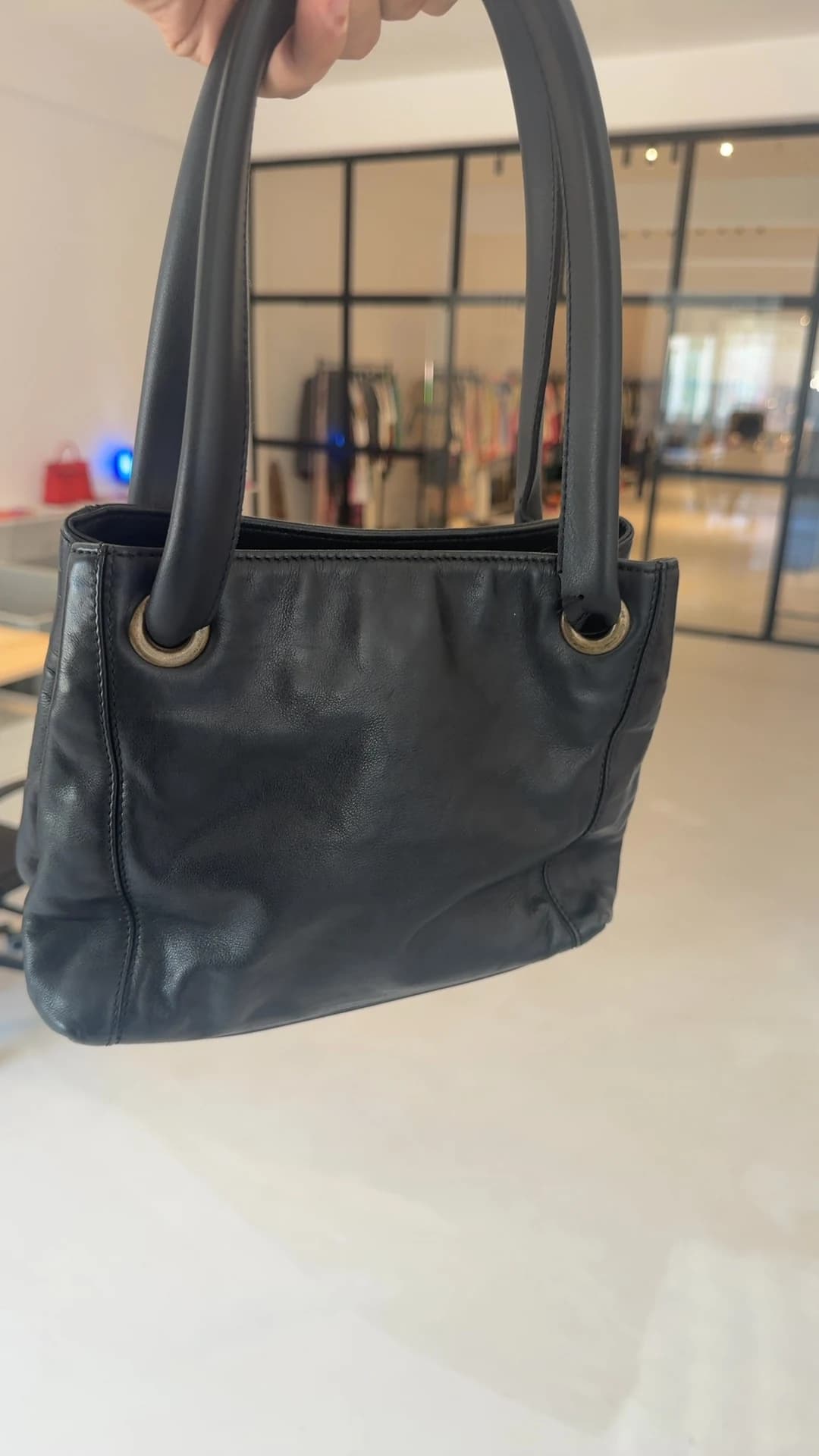 Chanel CC Logolu Siyah Deri Omuz Çantası görsel 7